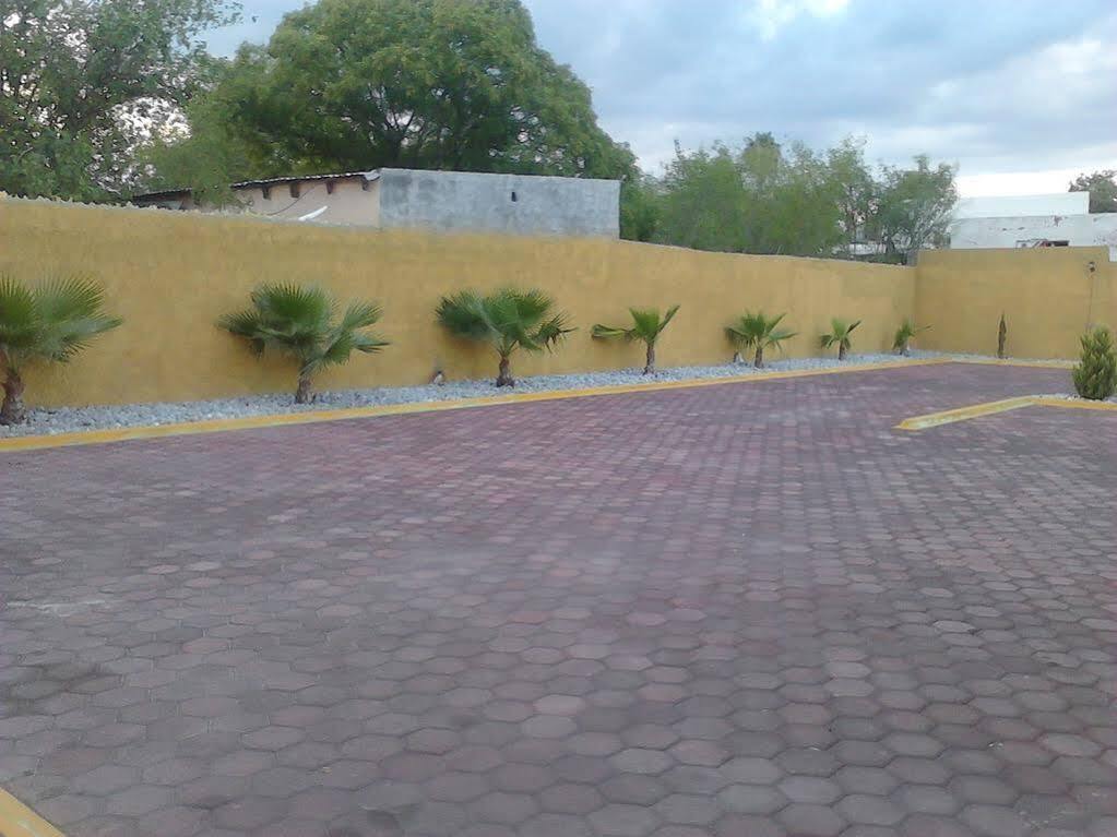 Monte Salerno Hotel&Suites Montemorelos Buitenkant foto